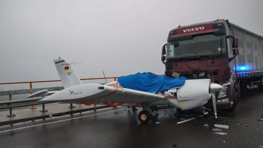 Un șofer român a spulberat cu TIR-ul un avion, pe o autostradă din Germania